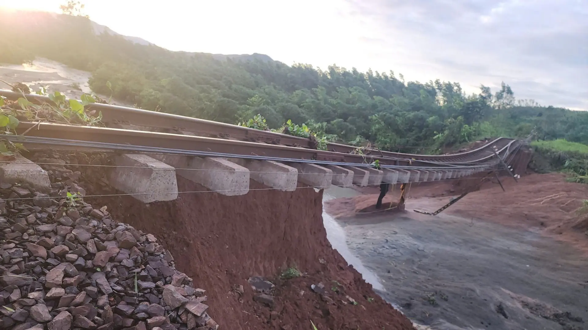 Đường sắt gián đoạn do mưa lớn ở miền Trung